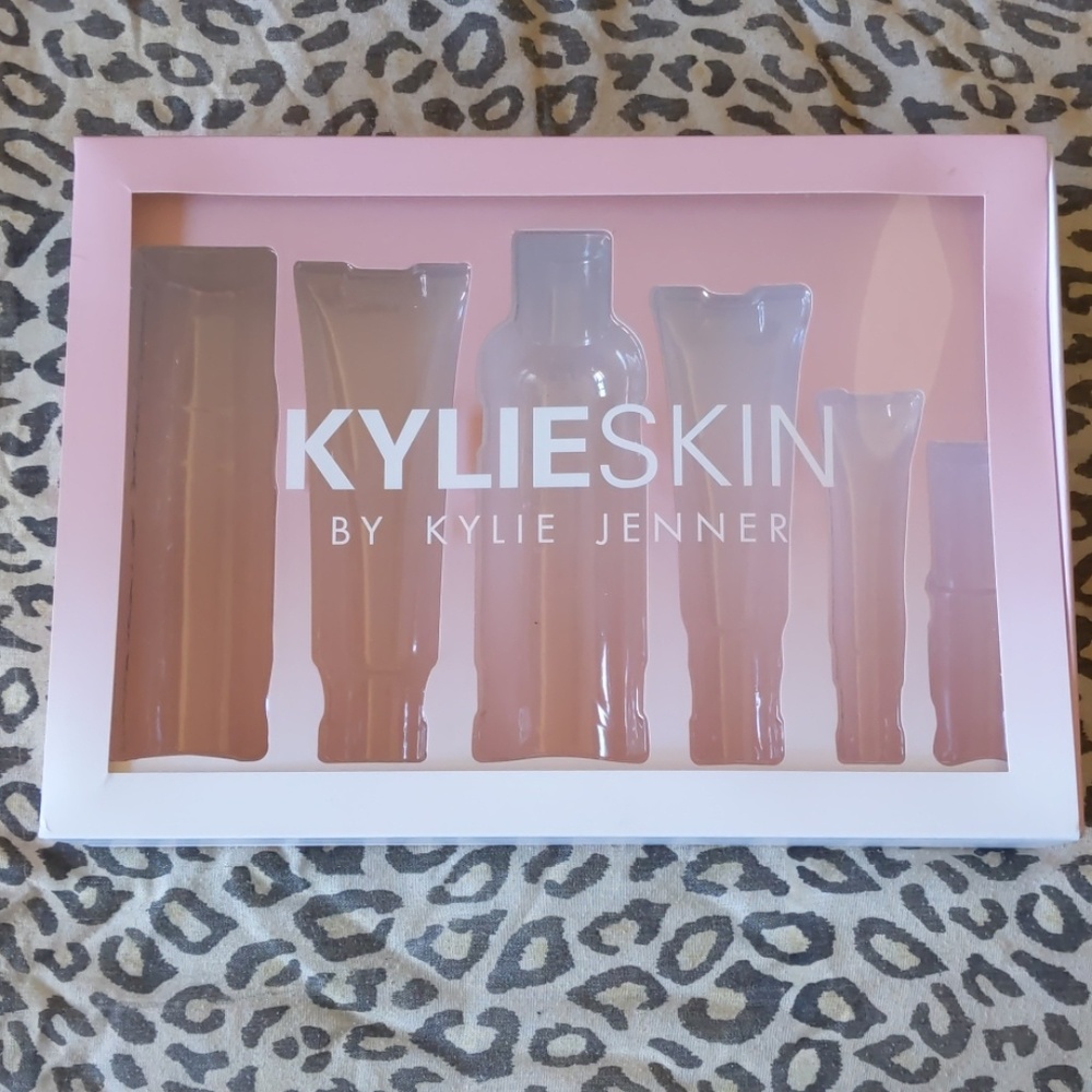 KylieSkin Kylie Jenner Skin Toner and Box - Picture 4 of 8